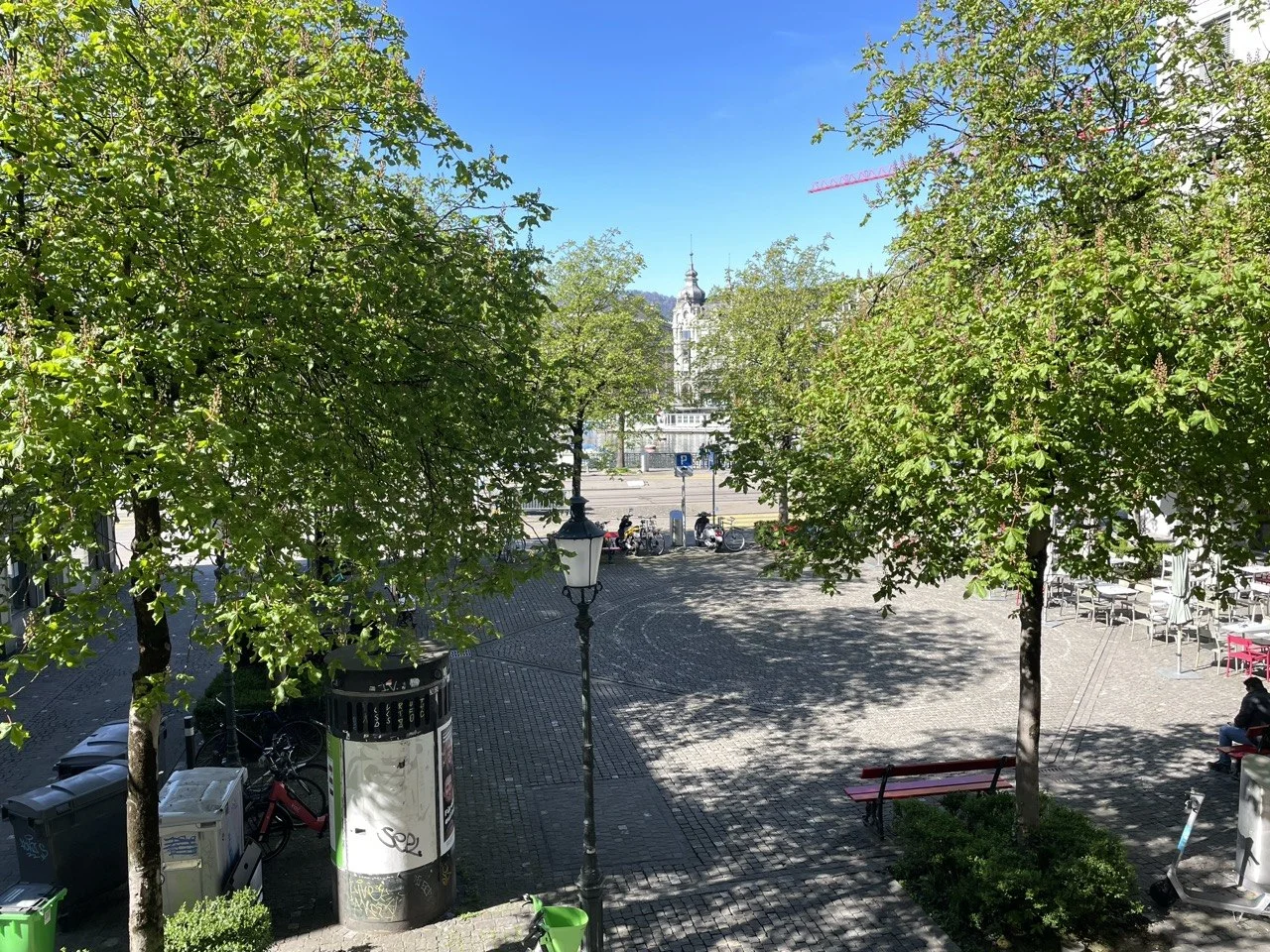 Aussicht auf die Schifflände und Limmat von der Praxis